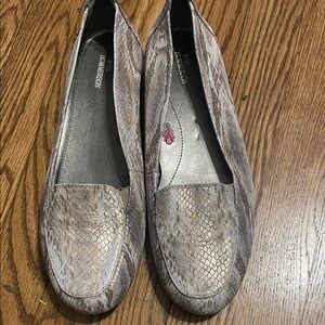Ros Hommerson Women's snakeskin Textured Loafers - Tan/cream. Beautiful  11W